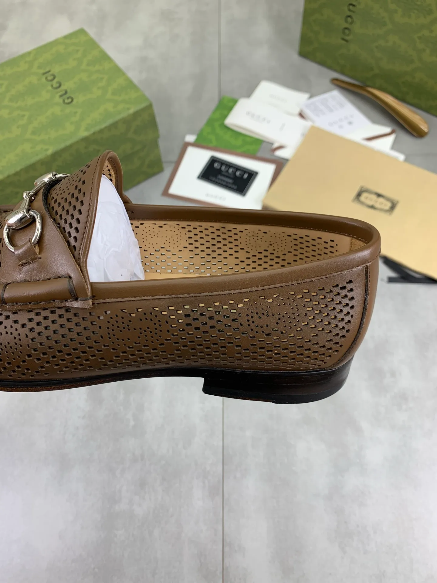 Factory price P980💰💎💎💎Top version (original high-grade genuine leather outsole) Full upper and inner lining cowhide punching design (summer essential) Brand: [GUCCi] Gucci's new business formal casual leather shoes Standard code: Men's size 39–44 (38 45 46 needs to be customized) Grade: Same as the official website Original quality Material: Original calfskin Water-dyed cowhide lining Original genuine leather outsole Style categories: Men's fashion Formal casual leather shoes Slip-on men's shoes series Young fashion European and American trends British style Casual matching Comfortable feet Color: 3️⃣ colors available Actual pictures